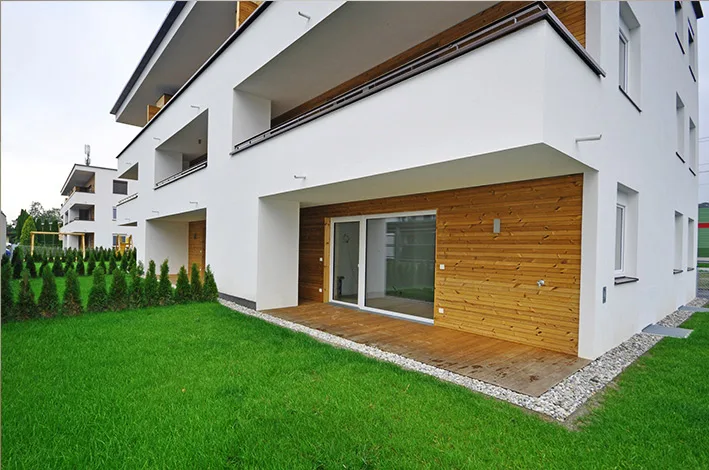 Fassade und Garten der Mehrparteienhäuser K1 und K2