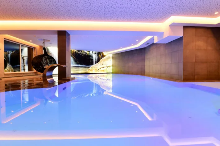 Erneuerter Poolbereich im Hotel Post am See