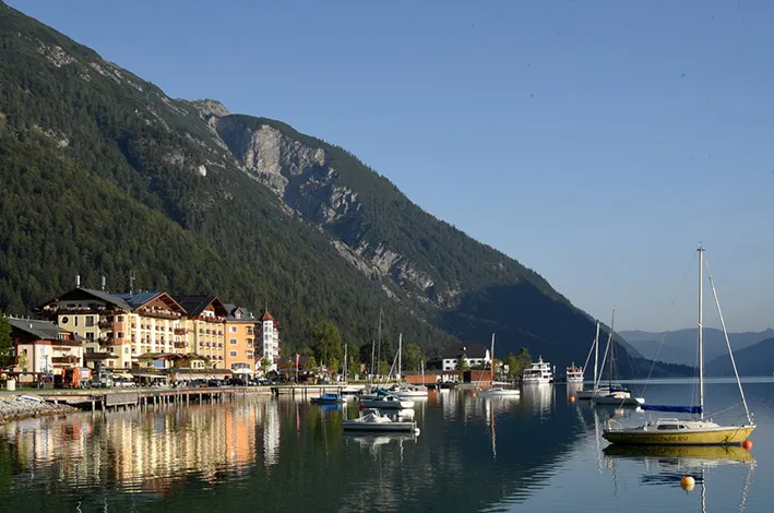 Achensee mit dem Umfeld des Hotel Post am See