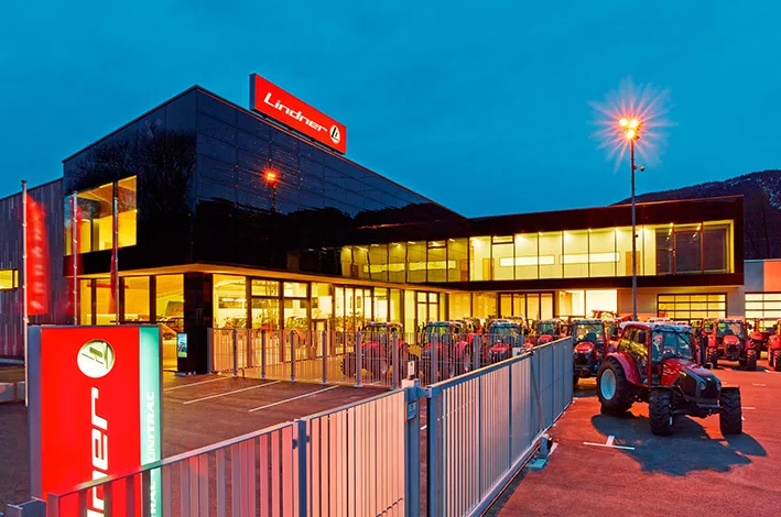 Innovationszentrum des Traktorenwerks Lindner bei Abendlicht