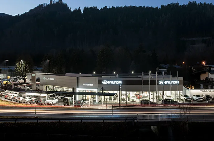 Autowelt Kufstein bei Nacht