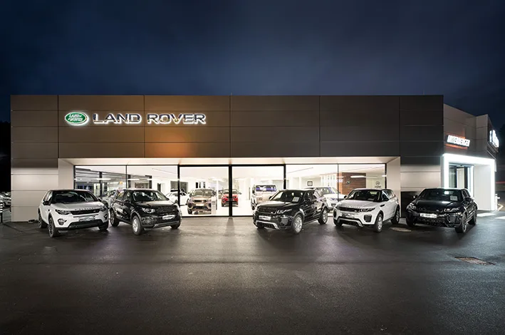 Land Rover Schauraum der Autowelt Kufstein bei Nacht